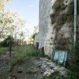 Fiancheggiamo il muro perimetrale per recarci alle spalle della masseria